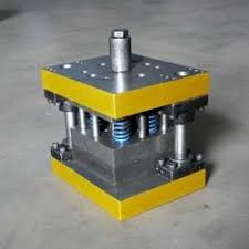 Heavy-duty press tool assembly with guide pillars and springs